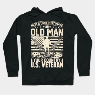 Never Understimate an Old Man who Defendet your Country U.S. Veteran Hoodie